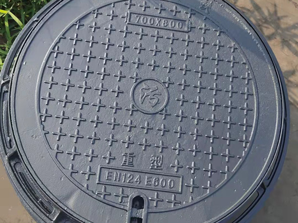 Lid of well of nodular cast iron divides rubiginous way correctly Lid of well of nodular cast iron divides rubiginous way correctly